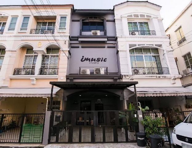 ขายโฮมออฟฟิศรีโนเวทใหม่ 3 ชั้น พร้อมเฟอร์นิเจอร์ บ้านกลางเมือง ถนนโชคชัย4 ลาดพร้าว รูปที่ 1