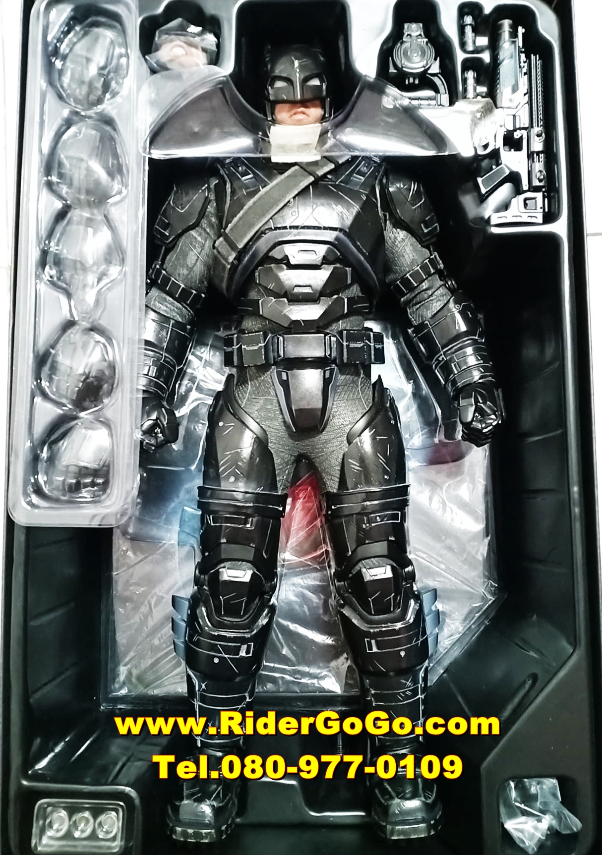 HOT TOYS BATMAN VS SUPERMAN ARMORED BATMAN (BLACK CHROME VER.) โมเดลแบทแมนสวมชุดเกราะ ภาคประทะซุปเปอร์แมน ตัวพิเศษชุดดำ สภาพสวยใหม่ของแท้ รูปที่ 4