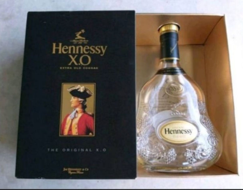รับซื้อชุดขวดเหล้านอก Hennessy Xo , Blue Label , Royal Salute , Martell ขนาดลิตร ทุกยี่ห้อ ให้ราคาดี รูปที่ 1