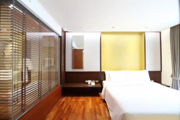 4 star hotel at Ratchada for rent, monthly rental for two bed room 96 sqm full service, rare price รูปที่ 1