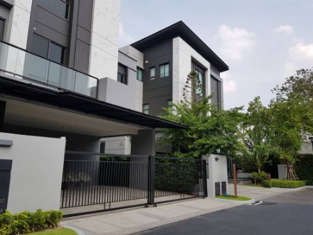 ขาย บ้านเดี่ยว ใช้ชีวิตเหนือระดับ ใจกลางเมืองเดอะเจนทริ เอกมัย ลาดพร้าว 372 ตรม. 62 ตร.วา โดดเด่นด้วยทำเลศักยภาพ รูปที่ 2