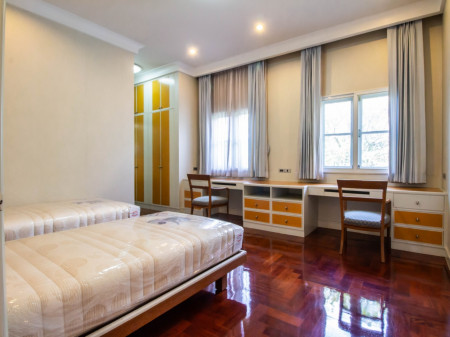 ขาย บ้านเดี่ยว สุดหรู หมู่บ้าน Lakeside villa 2 บางนา พื้นที่ 2 ไร่ มีบ้าน 4 หลัง ในพื้นที่เดียวกัน ทุกหลังมีห้องเซฟเฮาส์ใต้ดิน มีสระว่ายน้ำ รูปที่ 6