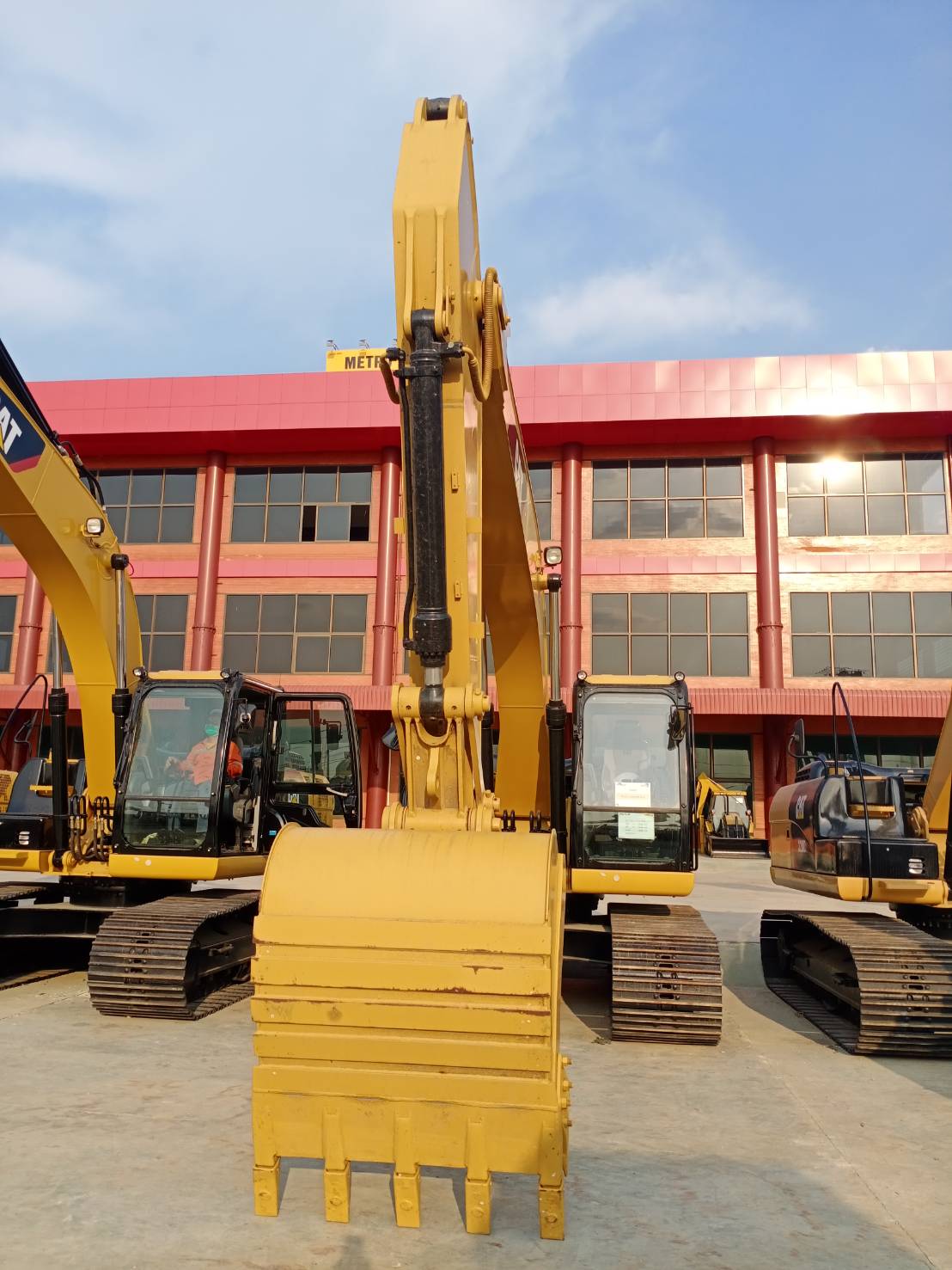 รถขุด CATERPILLAR รุ่น 320D2 รูปที่ 1