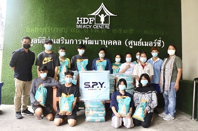 SPY COSMETIC มอบข้าวสารช่วยเหลือเด็กด้อยโอกาส รูปที่ 1