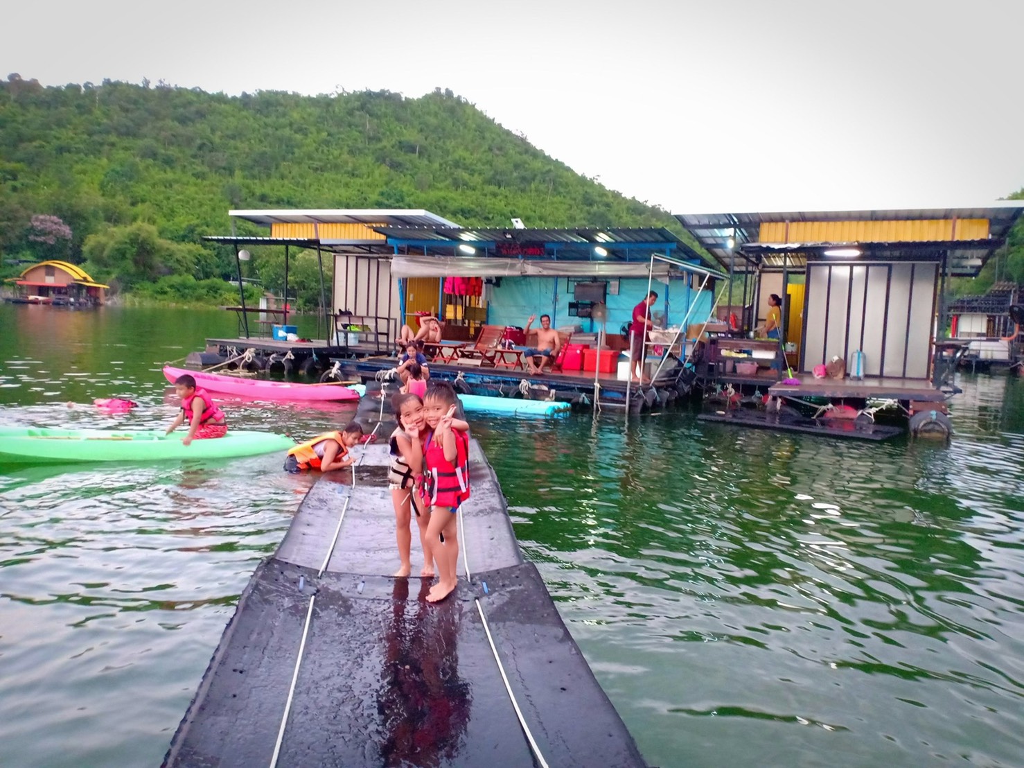 แพพัก แพแอร์ แพเมืองกาญ นอนแพเขื่อนศรี แพตกปลา แพขนาดใหญ่ รูปที่ 4