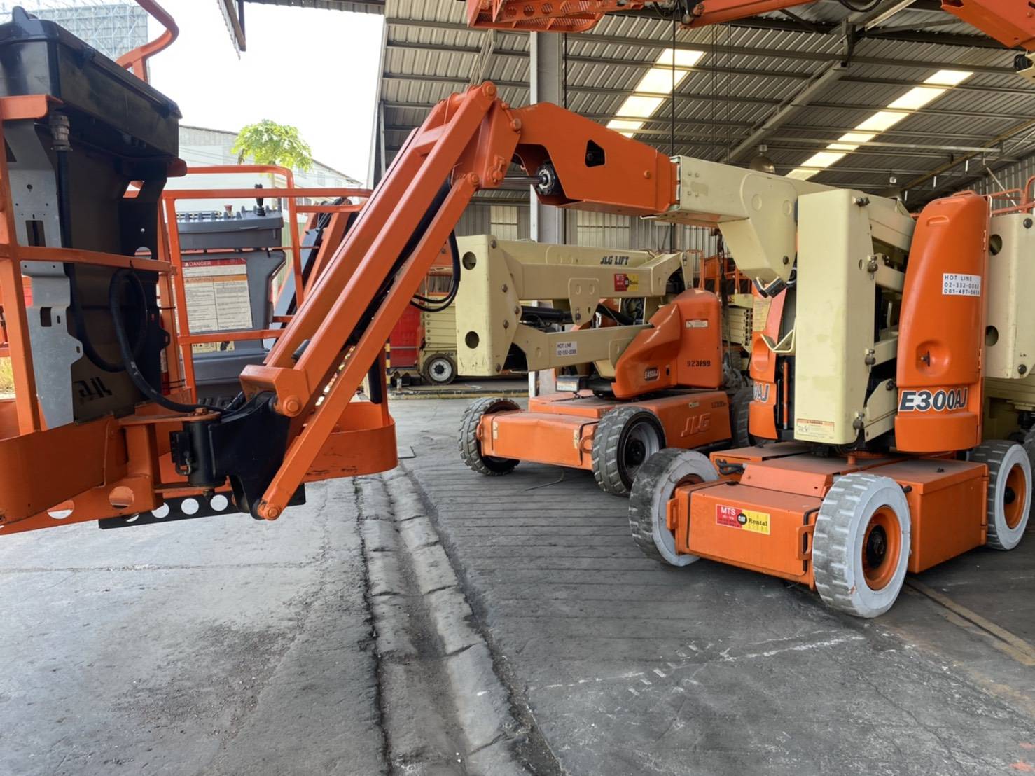 ขายรถกระเช้า JLG บูมข้อศอก E300AJP สูง 9.14 เมตร  รูปที่ 1