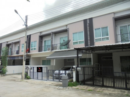 ขาย ทาวน์โฮม เดอะ ทรัสต์ ทาวน์ รังสิต-คลอง1 134 ตรม. 21 ตร.วา ต่อเติมครัวหลังบ้าน และที่จอดรถด้านหน้า พร้อมอยู่ รูปที่ 2