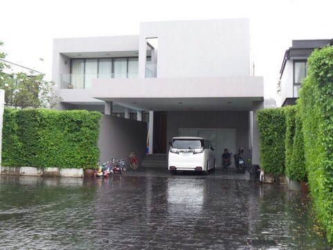 บ้านเดี่ยวสไตล์โมเดิร์น พร้อมสระว่ายน้ำ ใกล้ BTS ทองหล่อ Modern Single house with pool closed BTS Thonglor รูปที่ 1