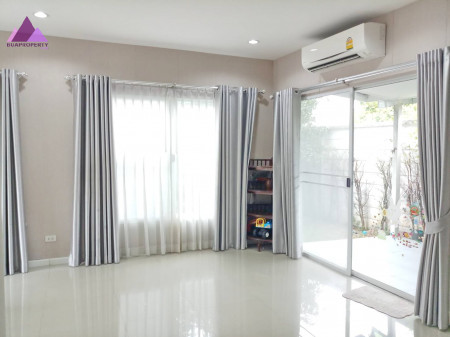 ขาย บ้านเดี่ยว มีพื้นที่สวนข้างบ้าน คาซ่า แกรนด์ มิตรสัมพันธ์ 112 ตรม. 56 ตร.วา ใกล้หาดบางแสน วอลเปเปอร์และม่านทั้งหลัง รูปที่ 5