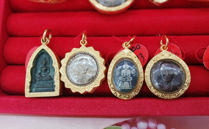 พระเครื่องเลี่ยมกรอบทองแท้แกะลาย งานขึ้นมือ ฝีมือประณีต รูปที่ 6