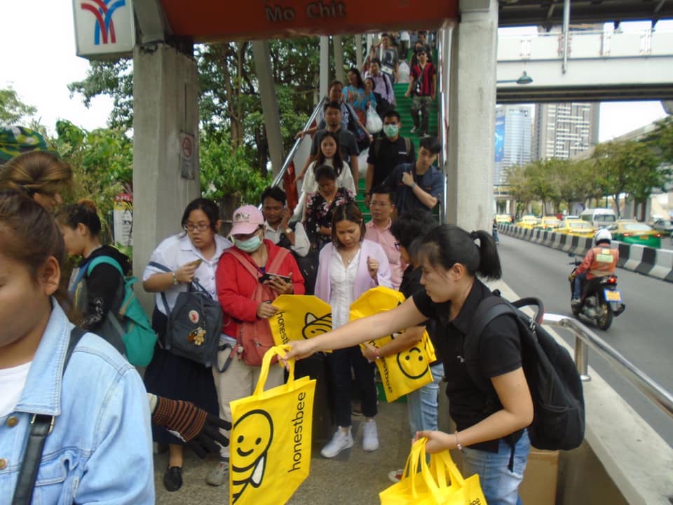 รับแจกใบปลิว รับติดโปสเตอร์ แจกสินค้า รูปที่ 2
