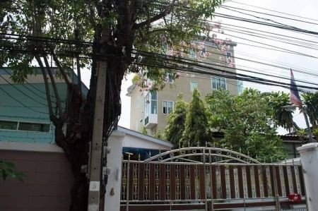 ขายด่วน : บ้านหลังใหญ่ ทรงตึก 4ชั้นครึ่ง มีสวนบนดาดฟ้า ซอยประชาอุทิศ 11 ห้วยขวาง รูปที่ 8