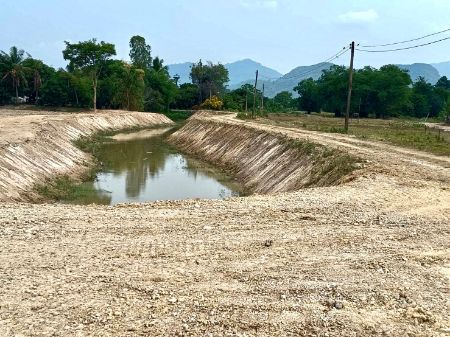 ขาย ที่ดิน ฟรีโอนภาษี เงินสดโครงการพรหมณี 1 ไร่ น้ำไฟหน้าแปลง วิวเขาใกล้แหล่งน้ำ รูปที่ 2