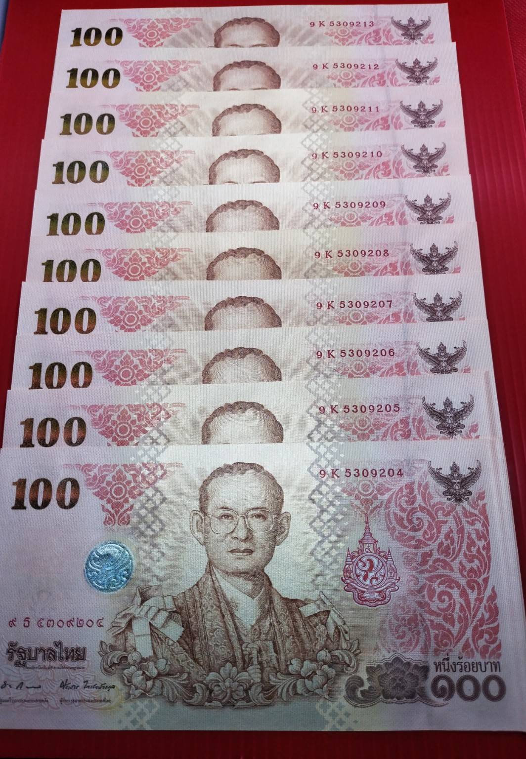 ธนบัตรที่ระลึกเฉลิมพระเกียรติพระบาทสมเด็จพระปรมินทรมหาภูมิพลอดุลยเดช เนื่องในโอกาสพระราชพิธีมหามงคลเฉลิมพระชนมพรรษา 7 รอบ 5 ธันวาคม 2554 รูปที่ 3