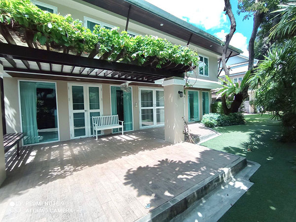 บ้านเดี่ยว 4+1 ห้อง ในเขตเอกมัย Single house 4+1 beds in compound at Ekamai รูปที่ 1