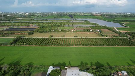 ขาย ที่ดิน แปลงสวยบรรยากาศทุ่งนา ใกล้ทะเลสาบโครงการขุนศรีเลควิว 20 ไร่ หน้าแปลงถนนคอนกรีตกว้าง 7 เมตร น้ำไฟอยู่หน้าแปลง รูปที่ 3