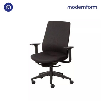 Modernform เก้าอี้สำนักงาน เก้าอี้ทำงาน เก้าอี้ออฟฟิศ เก้าอี้ผู้บริหาร รุ่น TR พนักพิงกลาง ที่วางแขนปรับความสูงได้ มีระบบโยกเอน Natural Glide พนักพิงหุ้มผ้าสีดำ รูปที่ 1