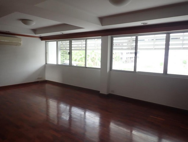 Townhouse for rent!!! 4 story Townhouse near BTS Sala daeng 4beds 4baths รูปที่ 1