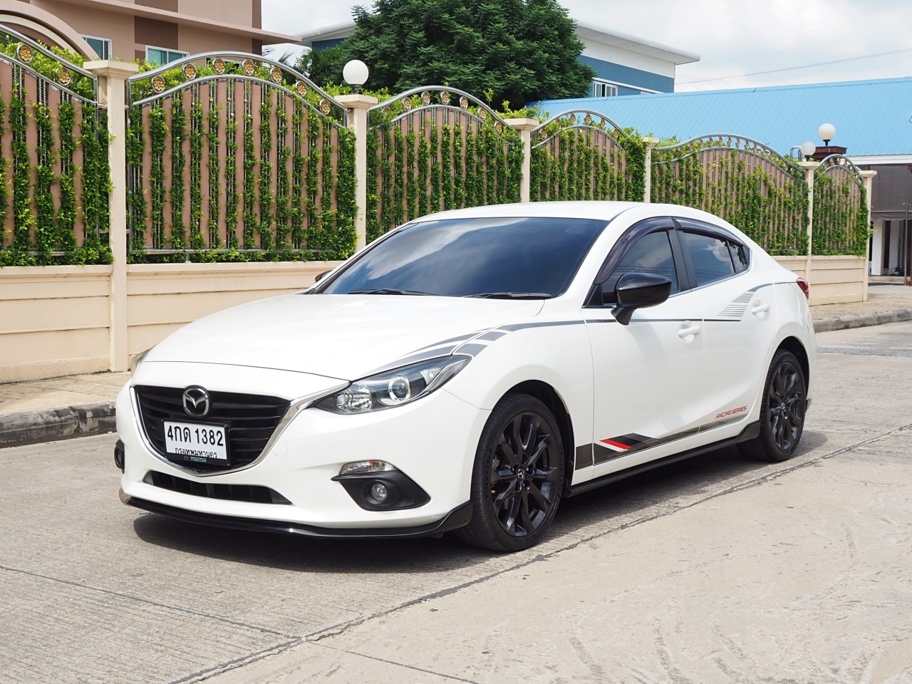 MAZDA 3 2.0 C RACING SERIES Limited Edtion ปี 2015 สภาพนางฟ้า ฟรีดาวน์ รถเก๋ง มาสด้า สีขาว รถมือสอง รูปที่ 1