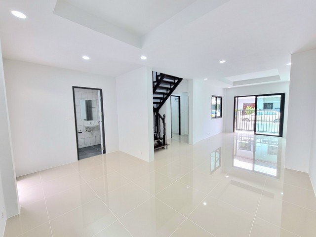 For Sales : Kohkaew, 2-Storey Town House, 3 Bedrooms, 2 Bathrooms รูปที่ 1