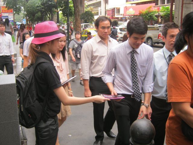 รับจ้างแจกใบปลิว ติดโปสเตอร์ รูปที่ 4