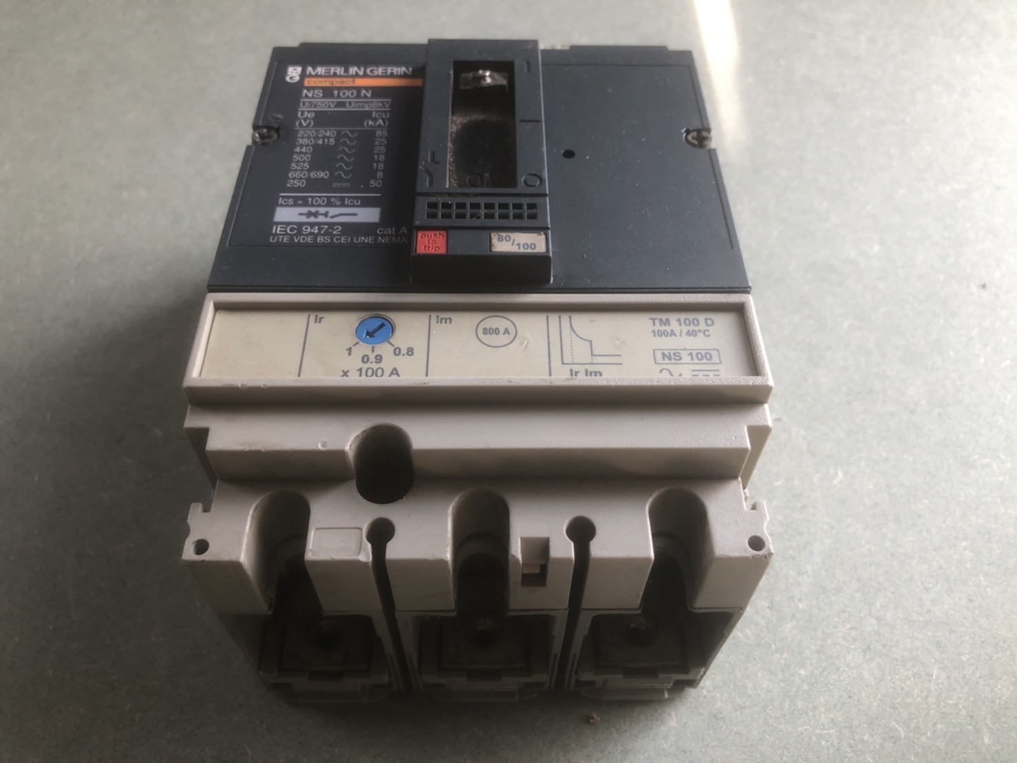 ขายเป็นอะไหล่ ใช้งานได้ปกติ ก้านคันโยกหัก เมน เบรกเกอร์ Main Breaker Merlin Gerin NS100 N 100A มือสอง รูปที่ 5