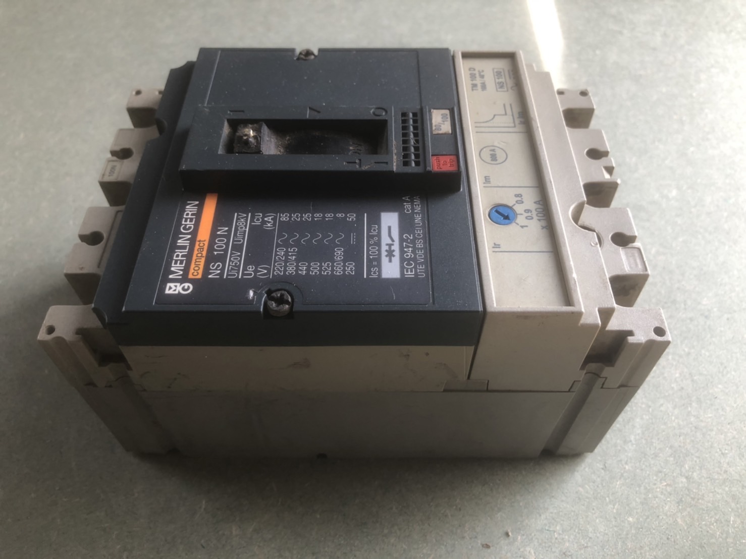 ขายเป็นอะไหล่ ใช้งานได้ปกติ ก้านคันโยกหัก เมน เบรกเกอร์ Main Breaker Merlin Gerin NS100 N 100A มือสอง รูปที่ 4