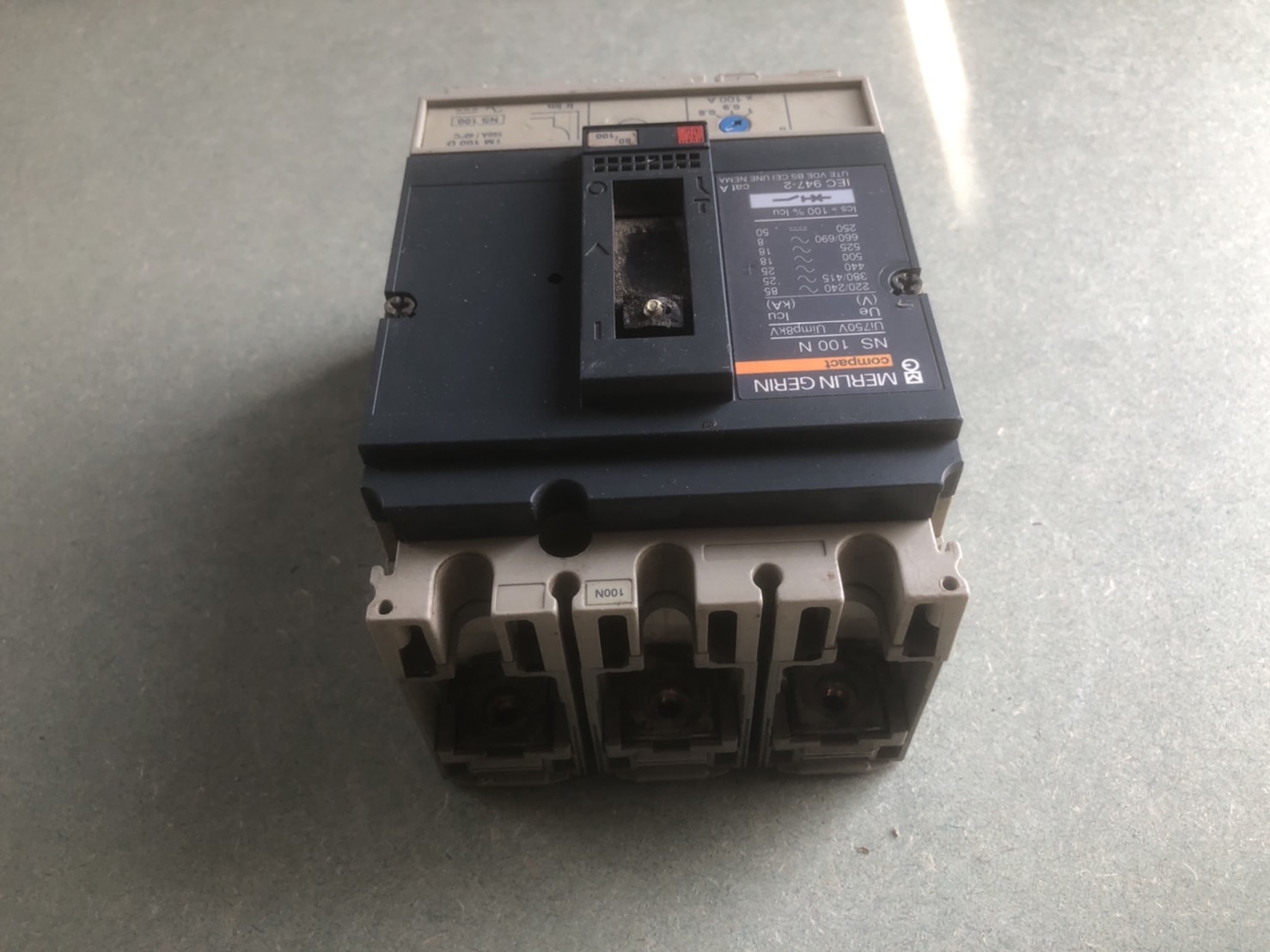 ขายเป็นอะไหล่ ใช้งานได้ปกติ ก้านคันโยกหัก เมน เบรกเกอร์ Main Breaker Merlin Gerin NS100 N 100A มือสอง รูปที่ 3