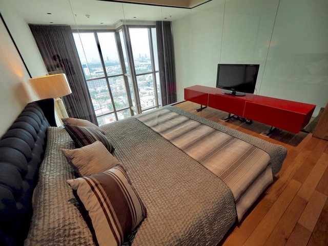 A beautiful duplex available now!!! at The Emporio place, near BTS Phromphong รูปที่ 1