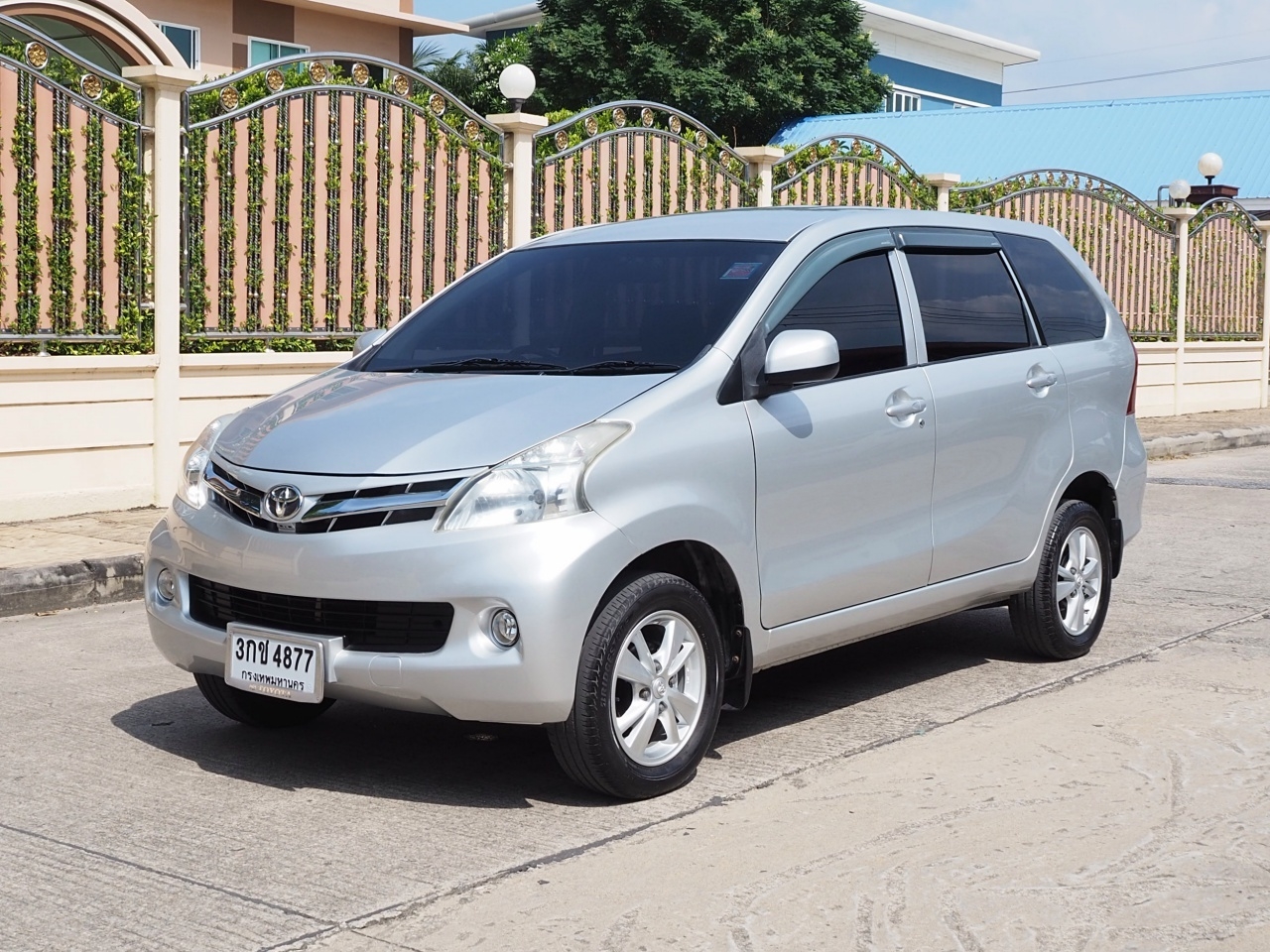 TOYOTA AVANZA 1.5 E ปลายปี 2013 จดปี 2014 เกียร์ AUTO สภาพนางฟ้า ฟรีดาวน์ รถเก๋ง suv สีเทา รถมือสอง รูปที่ 1