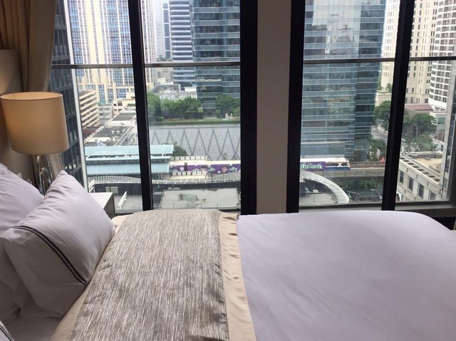 A beautiful room with furnished available at Noble Ploenchit รูปที่ 1