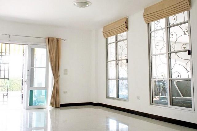 HR 5653 ให้เช่าและขายทาวน์โฮม 3 ชั้น หมู่บ้านกลางเมืองลาดพร้าว โยธินพัฒนา  รูปที่ 1