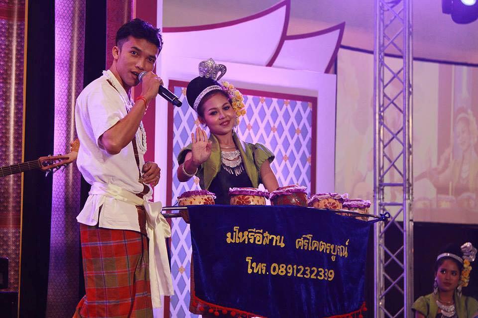 สาธิตเครื่องดนตรีพื้นบ้าน พิณ แคน โปงลาง ไหซอง ออกบูธจัดกิจกรรมให้นักเรียนได้เรียนรู้ศิลปวัฒนธรรมไทย รูปที่ 1