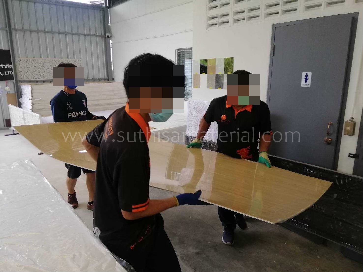 จำหน่าย พีวีซีลายหิน เชียงใหม่ วัสดุสินค้าคุณภาพดี ราคาถูก วัสดุตกแต่งภายใน มีลายที่สวยงามหรูหรา แผ่นพีวีซีลายหินมีน้ำหนักเบา ติดตั้งเองได้ง่ายๆ สะดวก รูปที่ 3