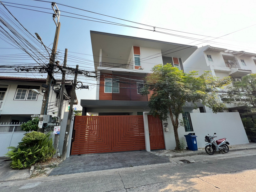 ให้เช่า ทาวน์โฮม บ้านอยู่ต้นซอย 6 ห้องนอน 2 ที่จอดรถ ใกล้ ​MRT​ ถนนประชาชื่น ใกล้ทางด่วน 168 ตรม. 42 ตร.วา รูปที่ 1