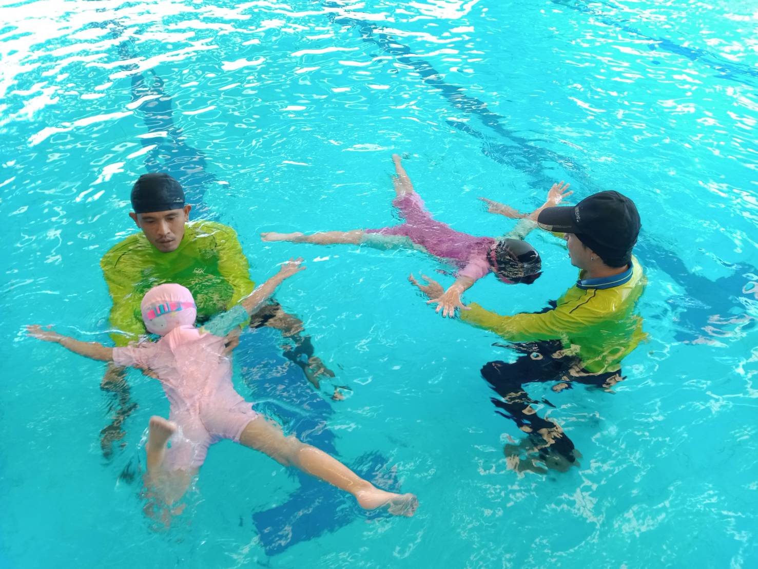 เรียนว่ายน้ำเด็กและผู้ใหญ่ สระน้ำเกลือปรับอุณหภูมิในร่ม Aquarich By Nuanwan รูปที่ 1