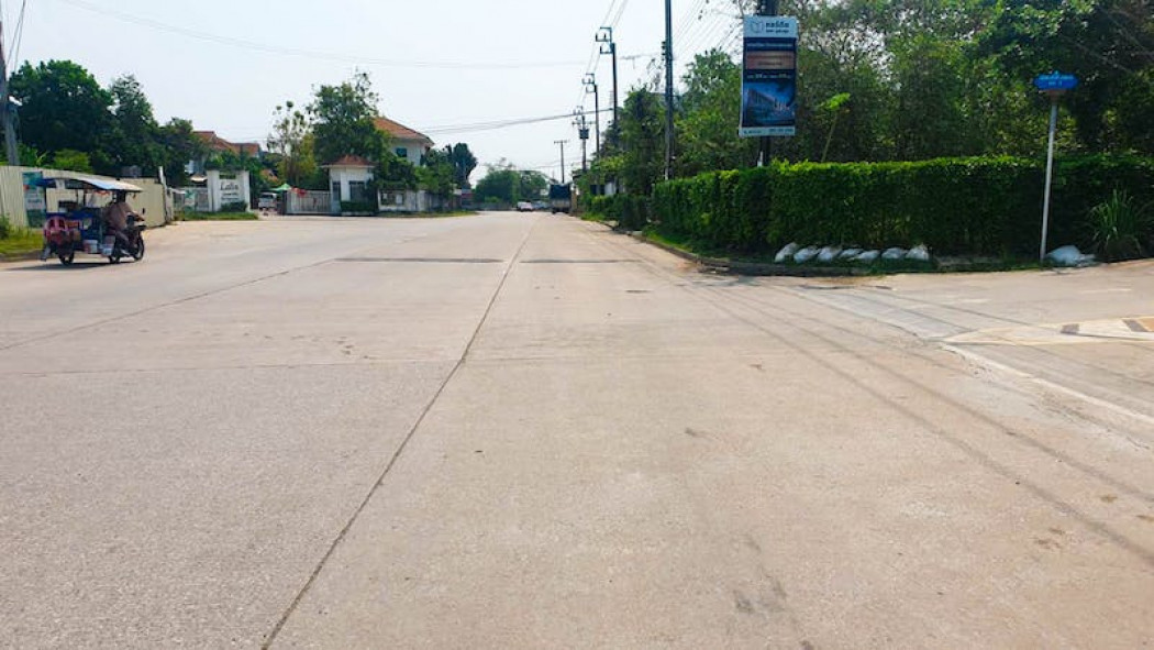 ขาย ที่ดิน ขายที่ดินหมู่บ้านเทพธานีแถวเฉลิมพระเกียรติ ร.9 ซ.62 เนื้อที่  122 ตร.วา รูปที่ 4