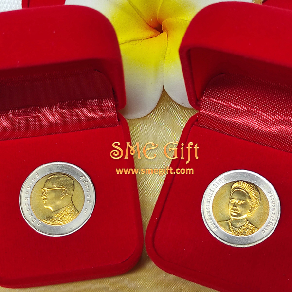 เหรียญที่ระลึก ร.9 คู่พระพันปี พร้อมกล่องกำมะหยี่สีแดงและถุงไหมแก้วสีทอง   รูปที่ 2