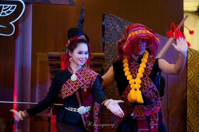 การแสดง ดนตรีโปงลาง การแสดงพื้นบ้านอีสาน วงโปงลาง รูปที่ 7