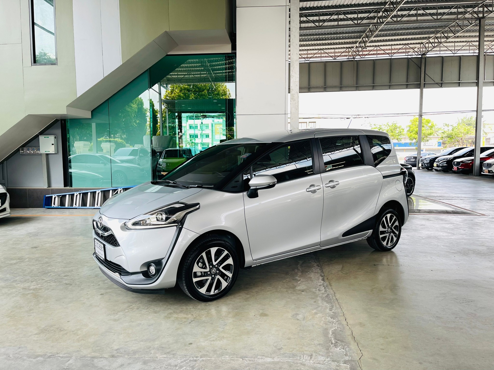 TOYOTA SIENTA 1.5V  Auto ปี 21 จด 22   สีเงิน รูปที่ 1