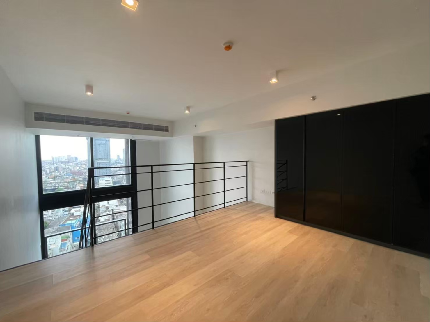 ขาย คอนโด The Lofts Silom แบบ High Ceiling Hybrid-Studio  รูปที่ 1