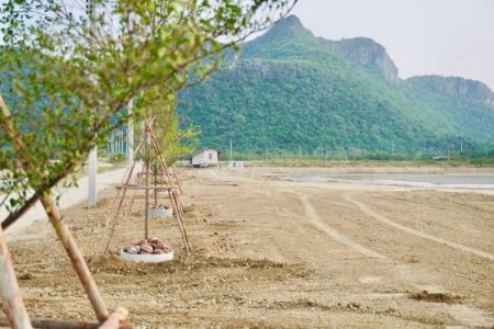 ขาย ที่ดิน ฟรีโอน ฟรีถมปรับพื้น ผ่อนฟรี 𝟭𝟬 เดือน ไม่มีดอกเบี้ย โครงการ Natcha Land 1 ไร่ ติดถนนคอนกรีต มีน้ำประปา ไฟฟ้าแรงสูง 
หน้าโครงการ รูปที่ 2