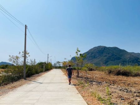 ขาย ที่ดิน โฉนดครุฑแดง วิวเขาล้อมรอบ 360 องศาสามร้อยยอด 200 ตร.วา ประปา ไฟฟ้า ไฟถนน ครบๆ พร้อมอยู่ รูปที่ 2