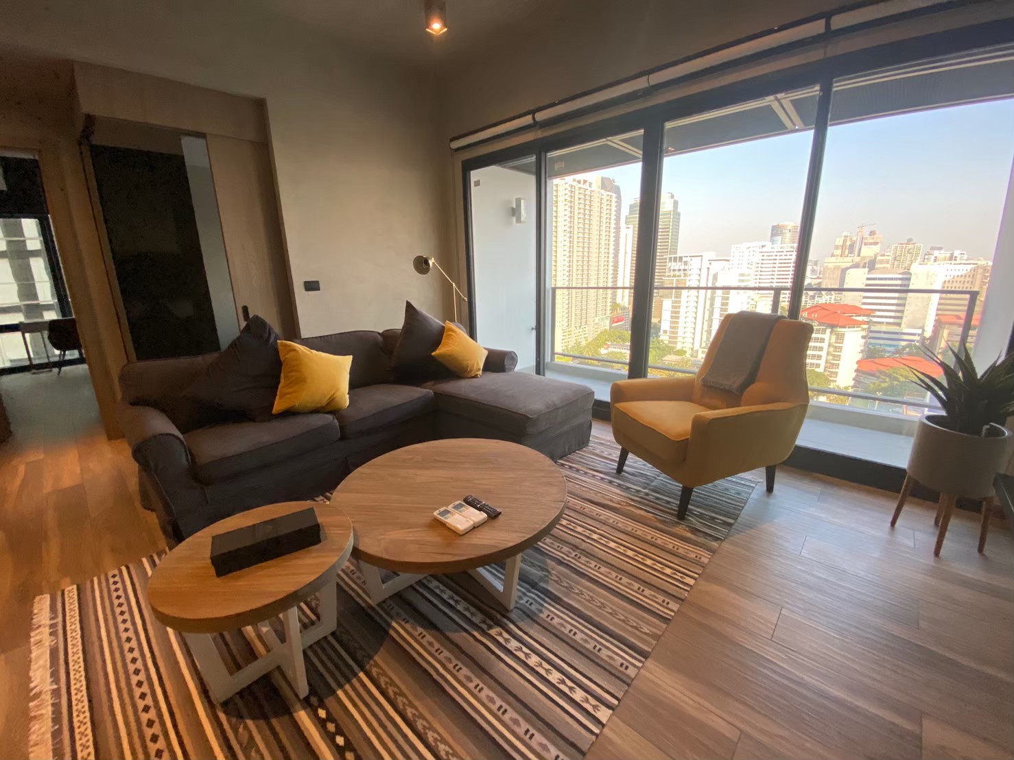 ขาย คอนโดใจกลางเมือง The Lofts Asoke รูปแบบ 2 ห้องนอน รูปที่ 1