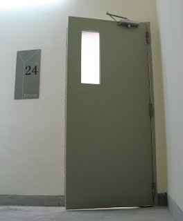 ประตูหนีไฟ ประตูเหล็ก บ.เจนแมท อุปกรณ์ประตูหนีไฟ คานผลัก (Panic bar) โช้คอัพ (Door closer) ลูกบิดกลม (Door lock) ลูกบิดเขาควาย ฯลฯ รูปที่ 1