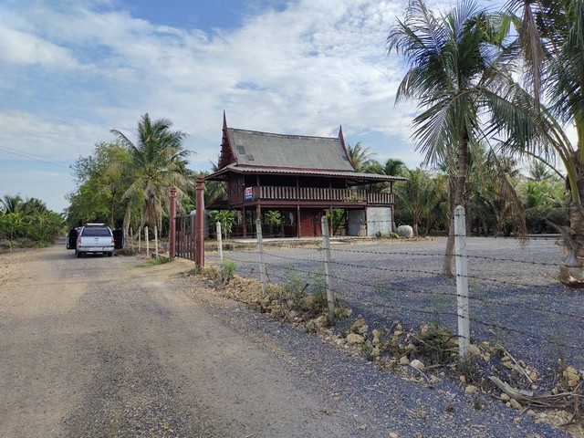 บ้านทรงไทยอายุ 100 กว่าขนาด 3ห้องเรือนไทย  ตำบลบางเค็ฒ อำเภอเขาย้อย จังหวัดเพชรบุรี รูปที่ 1