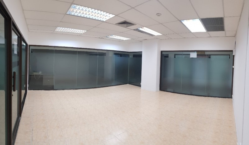 ขาย ออฟฟิศ ซอยนานา Omni Tower Sukhumvit Nana by Compass Hospitality ชั้นใต้ดิน 30 ตรม. 5 นาที จาก BTS นานา เหมาะทำ office ราคาพิเศษ รูปที่ 2