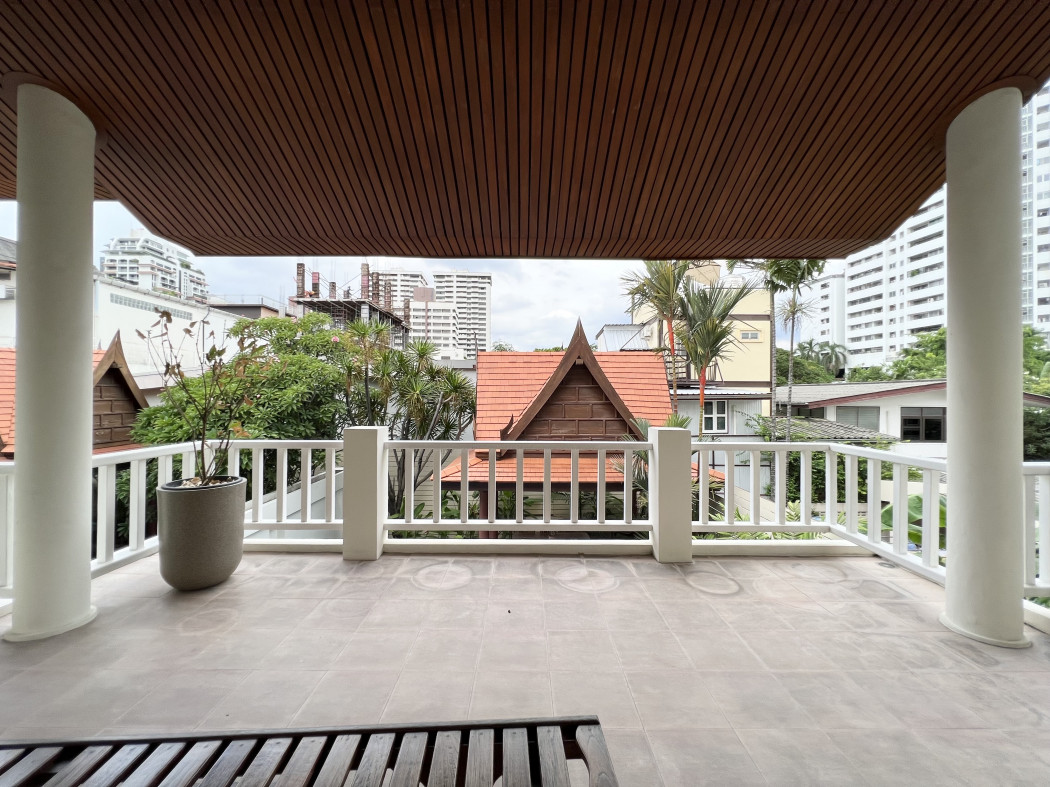 House for rent on Sukhumvit near Emquartier with private pool 4 bedrooms Pet friendly รูปที่ 5