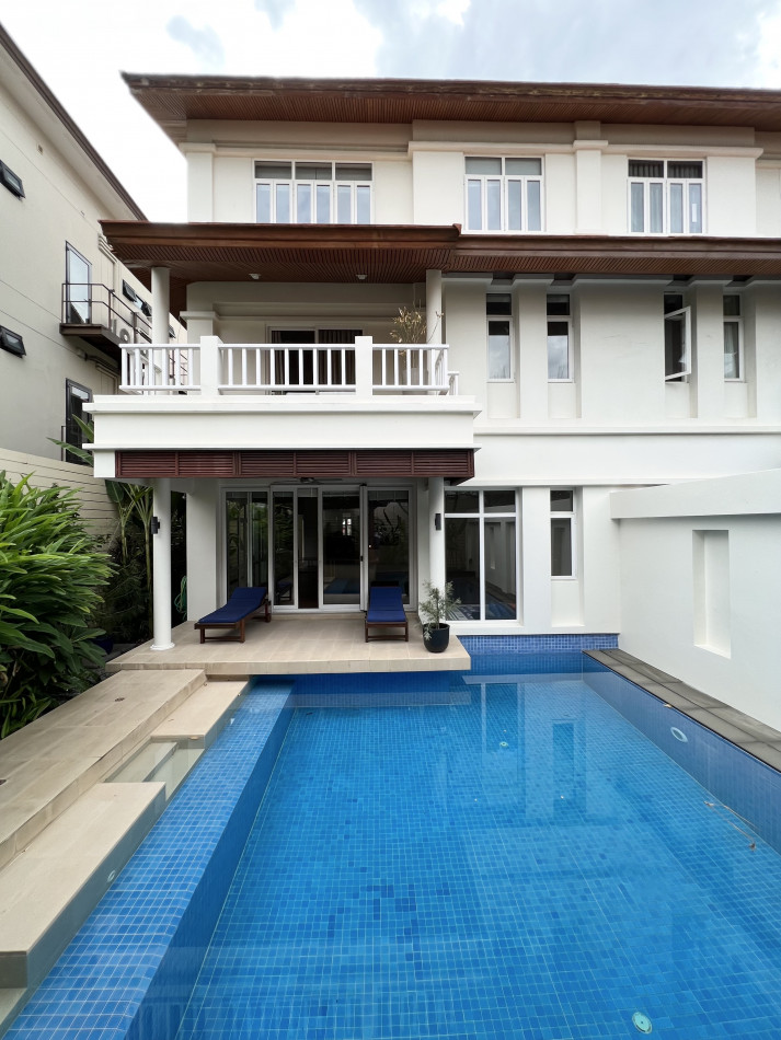 House for rent on Sukhumvit near Emquartier with private pool 4 bedrooms Pet friendly รูปที่ 1