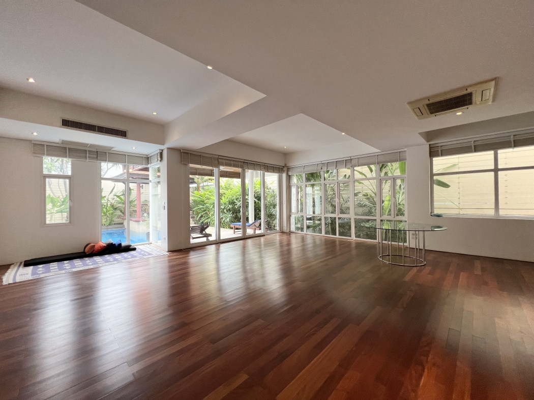 House for rent on Sukhumvit near Emquartier with private pool 4 bedrooms Pet friendly รูปที่ 4